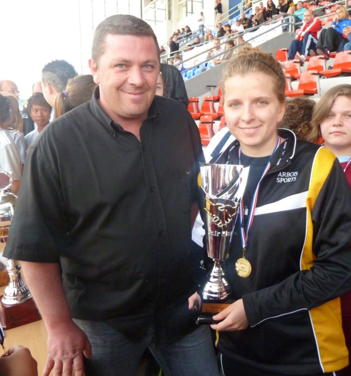 Remise de la coupe fair Play à la capitaine des U16